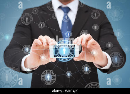 Businessman showing Smartphone avec écran vide Banque D'Images