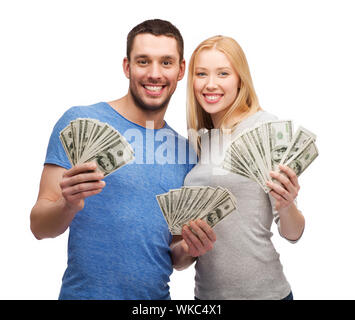 Finances, argent et concept de famille - smiling couple holding dollar cash money Banque D'Images