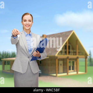 Business, immobilier, banque et office concept - smiling businesswoman with folder et clés Banque D'Images