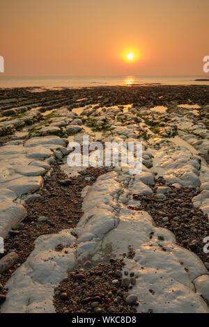 Lever de soleil sur la plage à Flamborough Head Banque D'Images