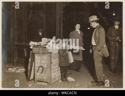 Jerald Schaitberger de 416 W 57th St. N.Y. qui aide un garçon plus âgé vente papiers jusqu'à 22 h sur Columbus Circle. 7 ans. 9:30, 8 octobre 1910. Résumé : des photographies sur les dossiers de la Commission nationale sur le travail des enfants (États-Unis) Banque D'Images