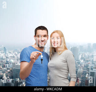 Smiling couple holding keys Banque D'Images