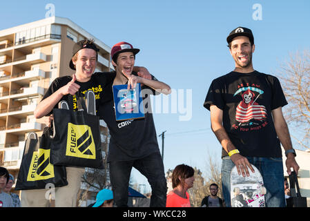 CASCAIS, PORTUGAL - 6 avril 2014 : de gauche Jorge Simoes, Bruno Senra et Joao Santos au cours de la 4ème étape de la DC Skate Challenge par combustible plat. Banque D'Images