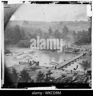 Jéricho Mills, Va. Toile pont de bateaux dans le Nord Anna, construit par le 50e New York ingénieurs ; la 5ème Corps sous le général Gouverneur K. Warren traversé ici sur le 23d. Vue depuis la rive nord Résumé : Guerre civile sélectionné des photographies, 1861-1865 Banque D'Images