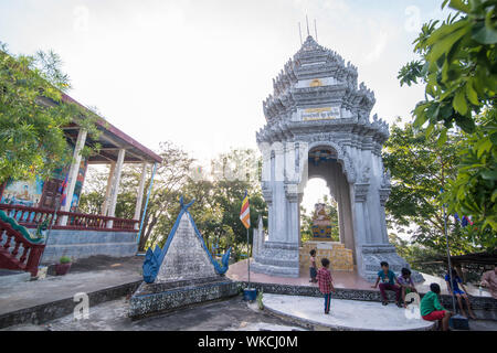 Les stupas au Wat Phnom Sampeau sur le mont Phnom Sompov près de la ville de Battambang au Cambodge. Cambodge, Battambang, Novembre, 2018 Banque D'Images