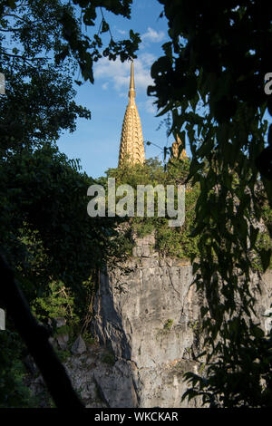 Les stupas au Wat Phnom Sampeau sur le mont Phnom Sompov près de la ville de Battambang au Cambodge. Cambodge, Battambang, Novembre, 2018 Banque D'Images