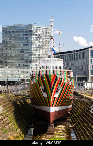 Le bateau-pilote Edmund Gardner dans Canning, Liverpool Docks Dazzle était peint dans le cadre de la WW1 Commission des arts du centenaire. Banque D'Images