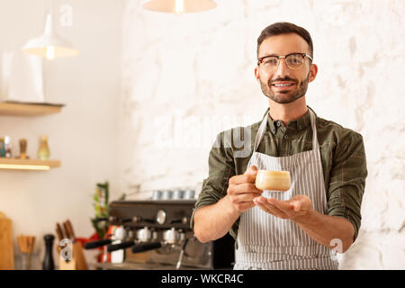 Businessman se sentir heureux. Handsome businessman se sentir heureux tout en faisant du café dans son propre café Banque D'Images