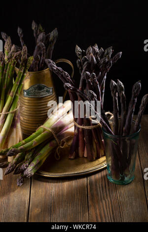 La vie toujours avec les asperges vertes et violettes Banque D'Images