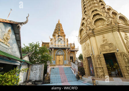 Les stupas au Wat Phnom Sampeau sur le mont Phnom Sompov près de la ville de Battambang au Cambodge. Cambodge, Battambang, Novembre, 2018 Banque D'Images