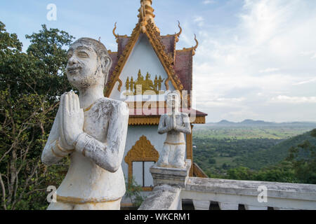 Les stupas au Wat Phnom Sampeau sur le mont Phnom Sompov près de la ville de Battambang au Cambodge. Cambodge, Battambang, Novembre, 2018 Banque D'Images