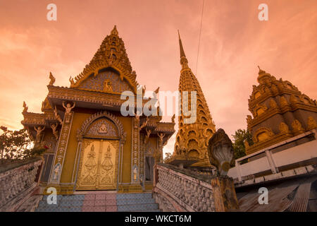 Les stupas au Wat Phnom Sampeau sur le mont Phnom Sompov près de la ville de Battambang au Cambodge. Cambodge, Battambang, Novembre, 2018 Banque D'Images