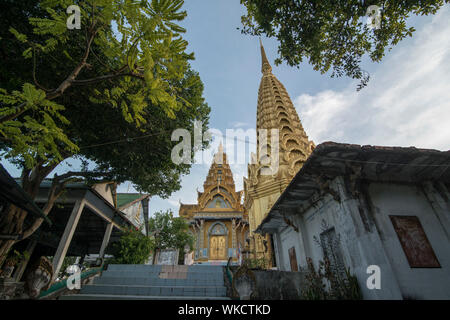 Les stupas au Wat Phnom Sampeau sur le mont Phnom Sompov près de la ville de Battambang au Cambodge. Cambodge, Battambang, Novembre, 2018 Banque D'Images