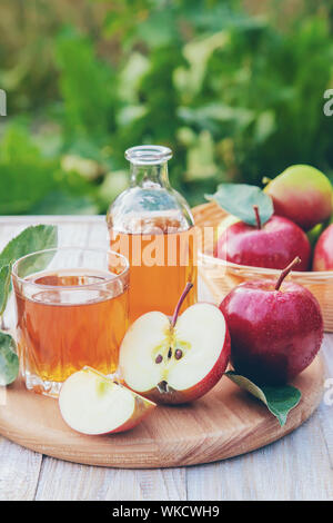 Le jus de pomme dans un verre. Focus sélectif. nature. Banque D'Images