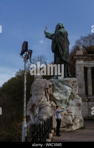 Prendre un homme en face de selfies Gerard de Csanád Monument. Ancienne religion contre religion moderne. Banque D'Images