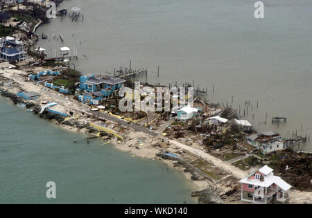 Bahamas. 08Th Sep 2019. Une vue aérienne de maisons dans les Bahamas à partir d'une Garde côtière canadienne Elizabeth City C-130 après l'Ouragan Dorian déplacée vers le nord le 3 septembre 2019. L'ouragan a frappé la Dorian Samedi et dimanche dans l'intensification. Photo par PO2 Adam Stanton/U.S. Garde côtière canadienne/UPI UPI : Crédit/Alamy Live News Banque D'Images