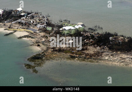 Bahamas. 08Th Sep 2019. Une vue aérienne de maisons dans les Bahamas à partir d'une Garde côtière canadienne Elizabeth City C-130 après l'Ouragan Dorian déplacée vers le nord le 3 septembre 2019. L'ouragan a frappé la Dorian Samedi et dimanche dans l'intensification. Photo par PO2 Adam Stanton/U.S. Garde côtière canadienne/UPI UPI : Crédit/Alamy Live News Banque D'Images