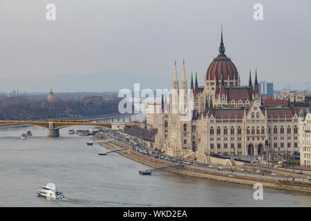 Assis sur les rives du Danube, le bâtiment du parlement hongrois à Budapest date de la fin du xixe siècle. Il a été construit en style néogothique Banque D'Images