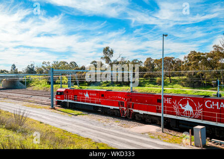 Les parcs d'Adélaïde, Australie du Sud Terminal - 4 août 2019 : Le Ghan train au départ d'Adélaïde à Darwin via Alice Springs pour son 90e ann Banque D'Images