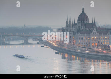 Assis sur les rives du Danube, le bâtiment du parlement hongrois à Budapest date de la fin du xixe siècle. Il a été construit en style néogothique Banque D'Images