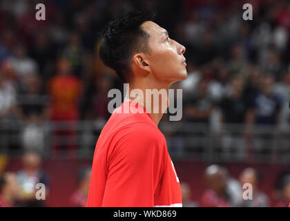 (190904) -- BEIJING, 4 septembre 2019 (Xinhua) -- Yi Jianlian de Chine a l'air sur le groupe avant un match entre la Chine et le Venezuela à la FIBA 2019 Coupe du Monde à Pékin, capitale de la Chine, le 4 septembre 2019. (Xinhua/Zhang Chenlin) Banque D'Images