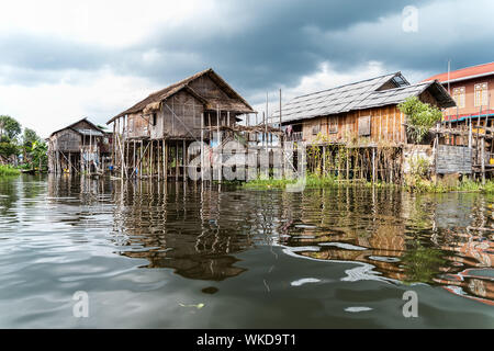 Maisons sur pilotis dans le lac Inle.Les échasses doit être élevé, comme le niveau du lac varie fortement entre la saison sèche et la saison des pluies. Banque D'Images