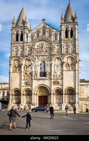 Angouleme (ouest France) : Cathédrale d'Angoulême (cathédrale Saint-Pierre d'Angoulême), construit au xiième siècle et rénové au xixe siècle b Banque D'Images