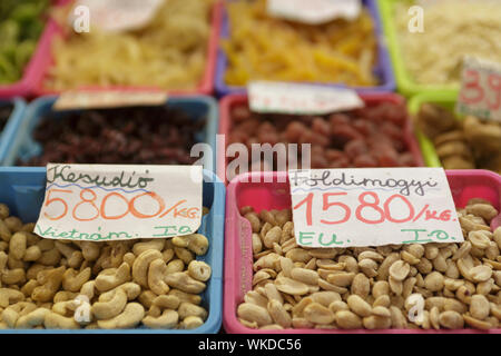 Les écrous à la vente à le grand marché à Budapest, Hongrie. Banque D'Images