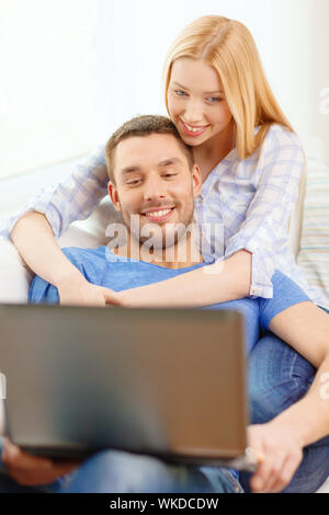 L'amour, la famille, la technologie, internet et le bonheur concept - smiling couple heureux witl laptop computer at home Banque D'Images