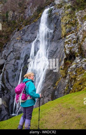 Randonneur portant l'équipement de plein air par des chutes d'eau dans Coedydd Aber Aber Réserve naturelle nationale dans le parc national de Snowdonia. Abergwyngregyn Wales UK Banque D'Images