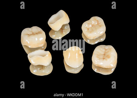Couronnes en céramique de dents humaines closeup macro isoler sur fond noir. Le concept de l'esthétique dentaire Banque D'Images
