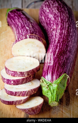 Deux aubergines fraîches sur planche de bois Banque D'Images