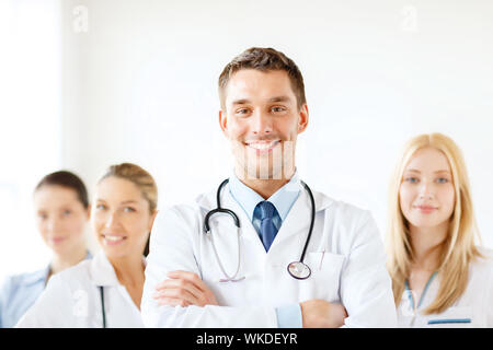 Smiling male doctor in front of medical group Banque D'Images