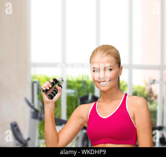 Smiling woman with hand expander Banque D'Images