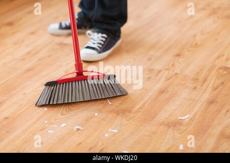 Close up of male brooming plancher en bois Banque D'Images