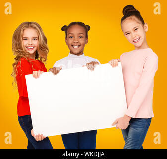 School girls holding blank paper banner pour l'annonce Banque D'Images