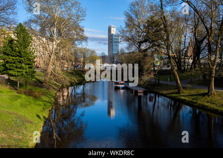 La Lettonie, Riga. Le canal Pilsetas, également connu sous le nom de la ville Canal, au coeur du centre-ville, le fractionnement de la vieille ville et le style Art Nouveau dist Banque D'Images