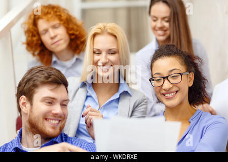 Avec des papiers et de l'équipe du café à emporter on staircase Banque D'Images