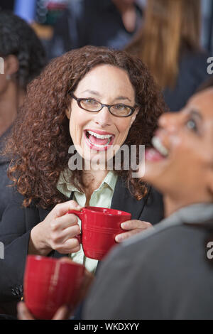 Paire d'amies laughing together in cafe Banque D'Images