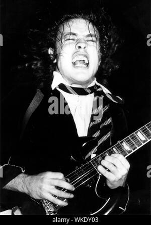 AC/DC Angus Young joue de la guitare sur scène au Palladium en août 1978. Banque D'Images