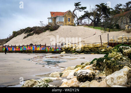 Soulac-sur-Mer (centre-ouest de la France) : l'érosion des rives. Ici, par la falaise, la villa "Surprise", dans le quartier de l'Amelie, une zone sécurisée par Banque D'Images