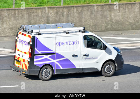 Vue de dessus du côté de openreach van & pilote avec les échelles de toit pour une filiale de l'entreprise de télécommunications BT en voiture sur l'autoroute britannique Banque D'Images