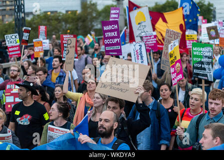 Les manifestants dans la rue que le Parlement a repris ses travaux après le congé d'été à nouveau premier ministre Boris Johnson débattre No Deal Brexit et proroger Banque D'Images