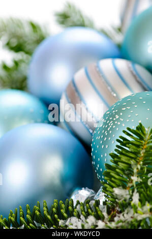 De nombreuses décorations de Noël pose dans des branches de pins Banque D'Images