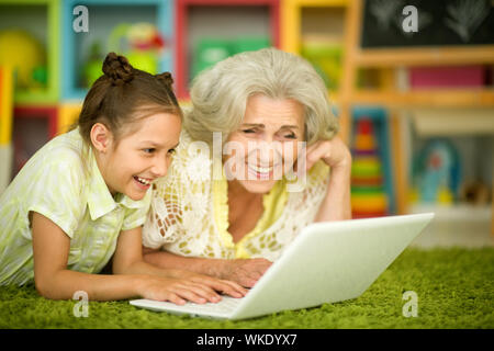 Portrait de Professionnels grand-mère et fille using laptop Banque D'Images