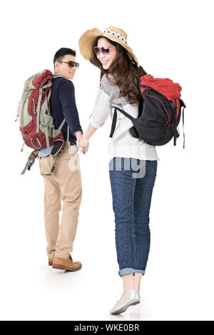 Les jeunes asiatiques voyageant en couple, man holding woman's hand et entraîner son rendez-vous quelque part, pleine longueur portrait isolé sur fond blanc. Banque D'Images