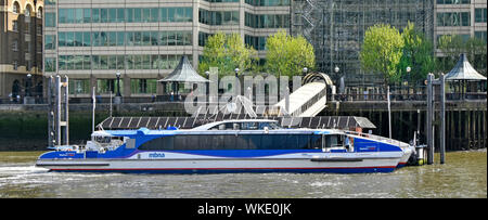 Thames Clipper Tamise riverbus catamaran à London Bridge City Pier arrêter les transports publics de voyageurs de banlieue & Tourisme tourisme Angleterre UK Banque D'Images