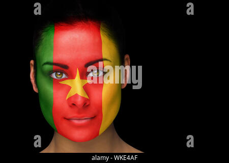 Image composite du Cameroun de football dans la peinture pour le visage contre le noir Banque D'Images