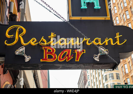 Chicago, Illinois, US. 9 mai 2019 : Restaurant bar en néon dans le centre-ville, les tours d'habitation. Banque D'Images