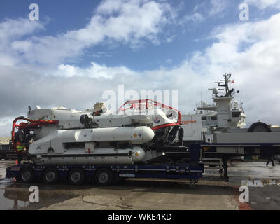 Une vue de l'OTAN à base de Faslane Système de sauvetage de sous-marins (RSN) système de sauvetage de sous-mariniers qui peut évacuer d'un navire en difficulté, sur le quai de King George V Dock à Glasgow en attente d'être chargées sur le navire, avant de partir pour prendre part à un exercice de l'OTAN. Environ 40 membres du personnel militaire du Royaume-Uni, la Norvège et la France prendra part à l'exercice Flèche d'or au large de l'île d'Arran. Banque D'Images